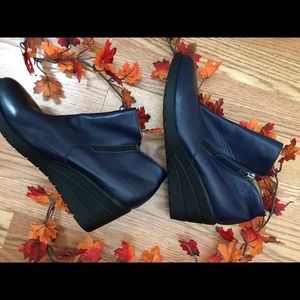 🌸BRAND NEW - “SOFFT” brand Blue Zip Up Boot/Shoe